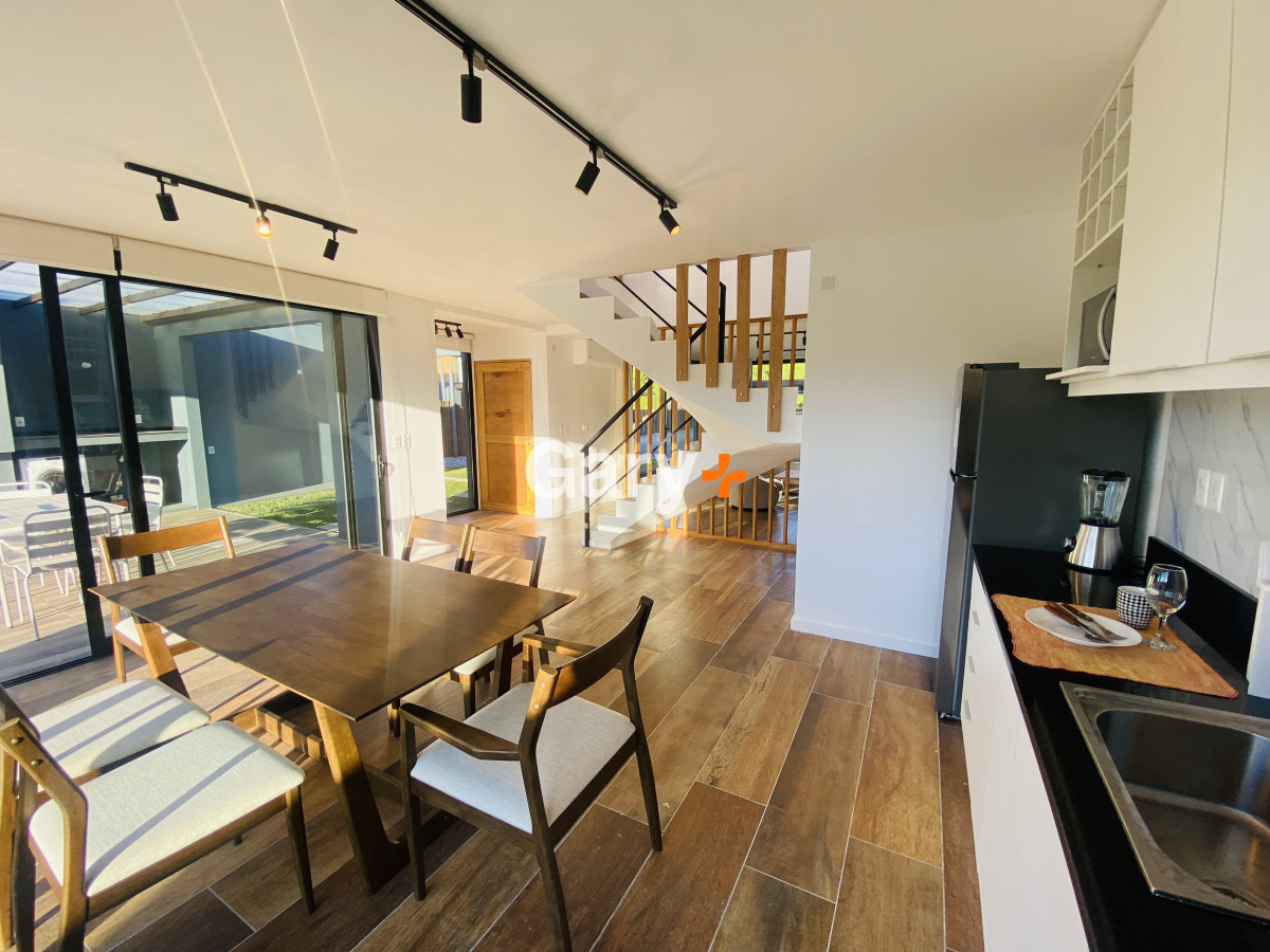Casa ID.25135 - Casa en alquiler anual 3 dormitorios y 3 baños, barrio privado.
