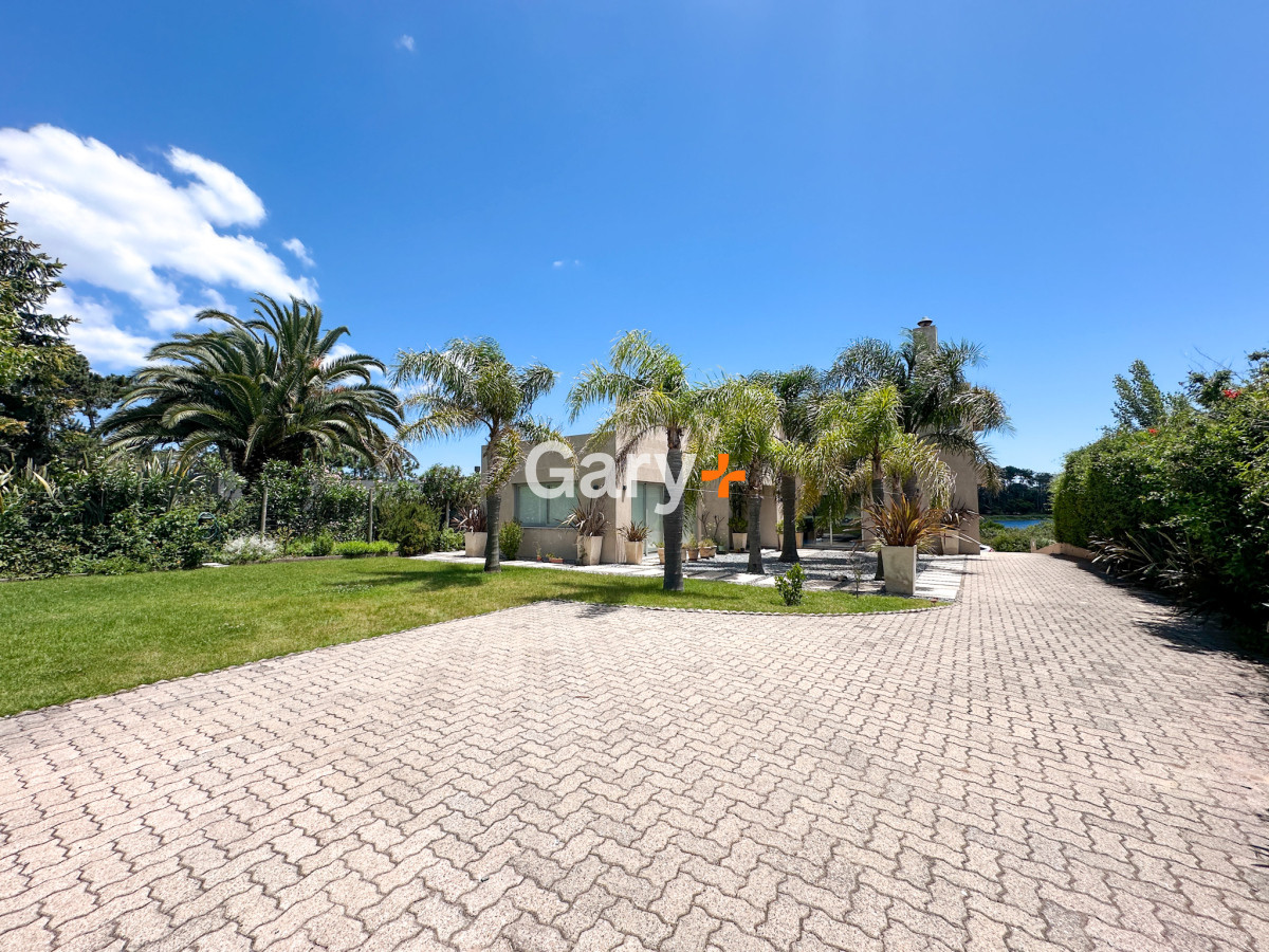Casa ID.28417 - Casa en venta con 4 dormitorios frente a Laguna del Diario, Punta del Este, Maldonado