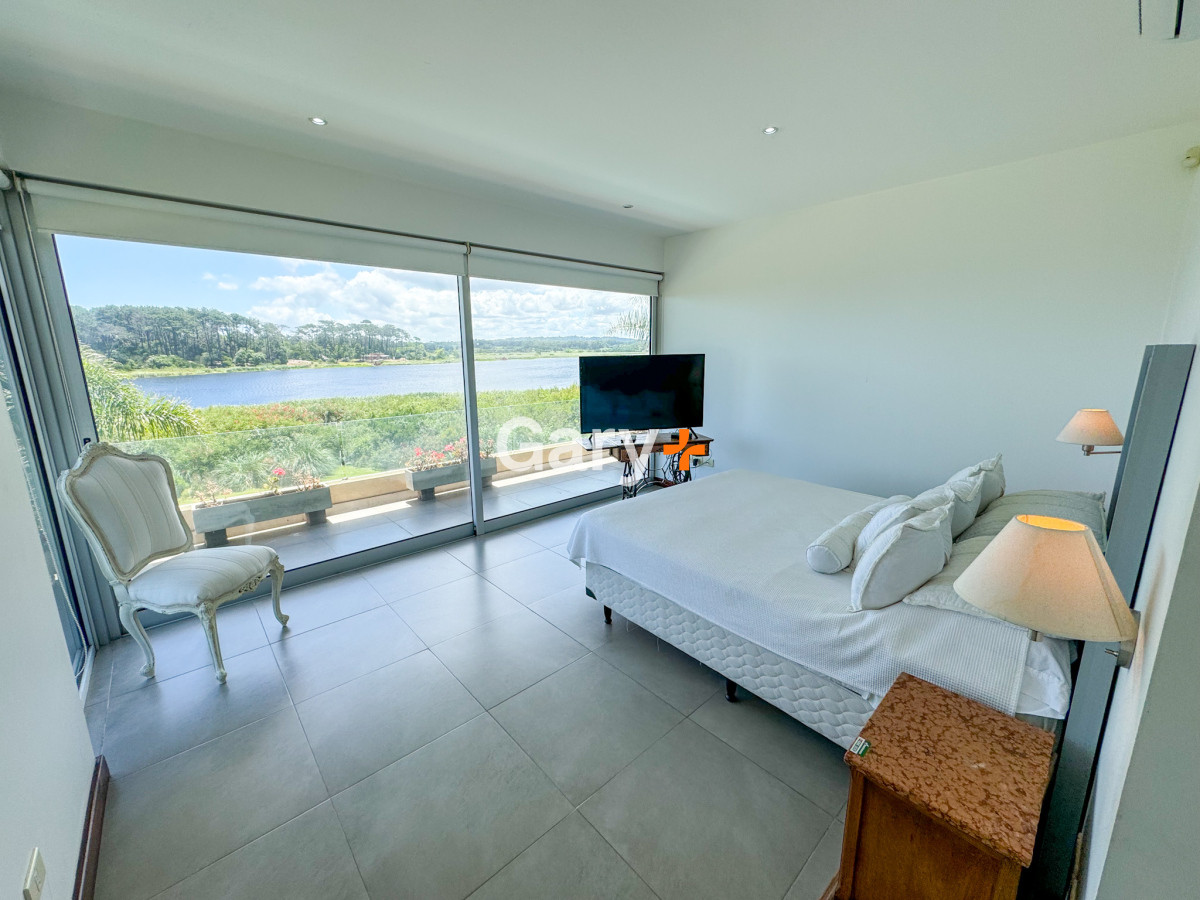 Casa ID.28417 - Casa en venta con 4 dormitorios frente a Laguna del Diario, Punta del Este, Maldonado