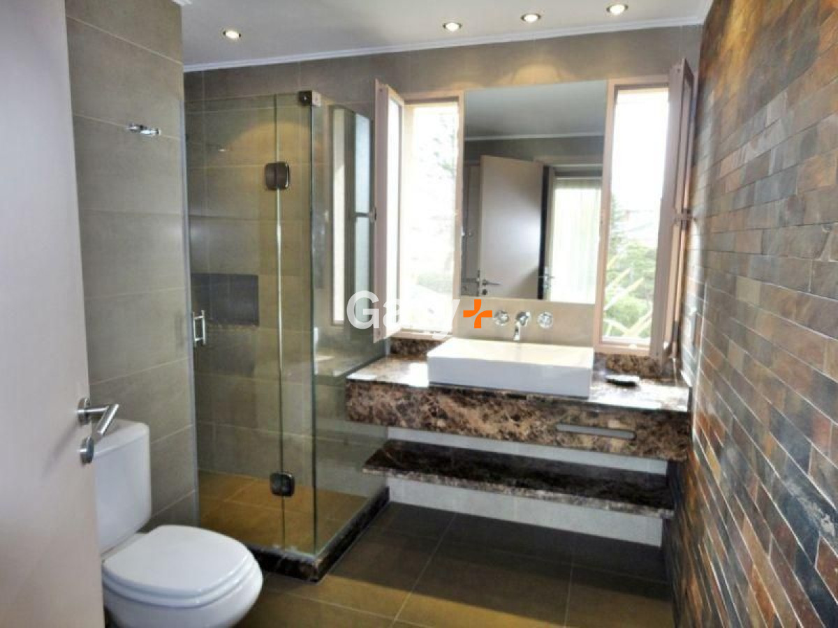 Casa ID.36 - Casa en venta y alquiler temporario Playa Mansa primera fila 4 dormitorios