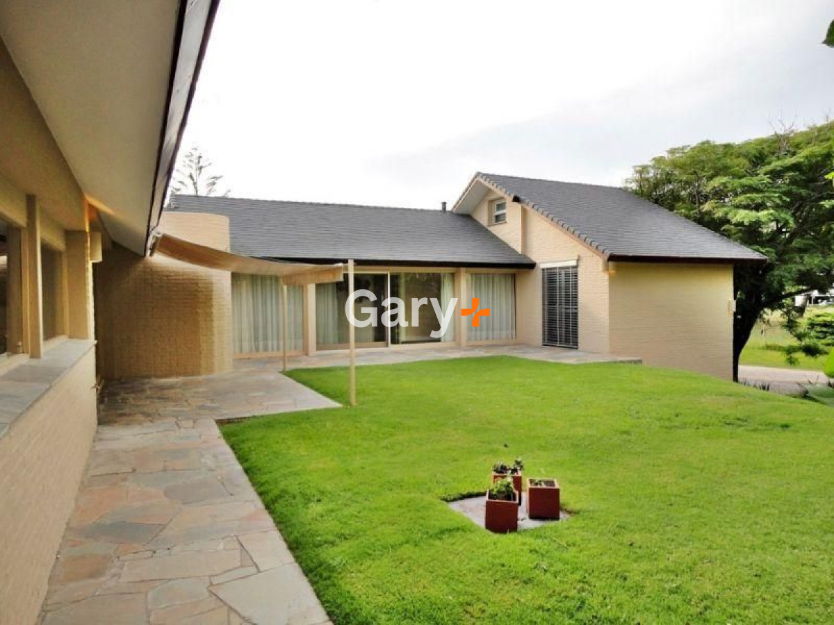 Casa ID.36 - Casa en venta y alquiler temporario Playa Mansa primera fila 4 dormitorios