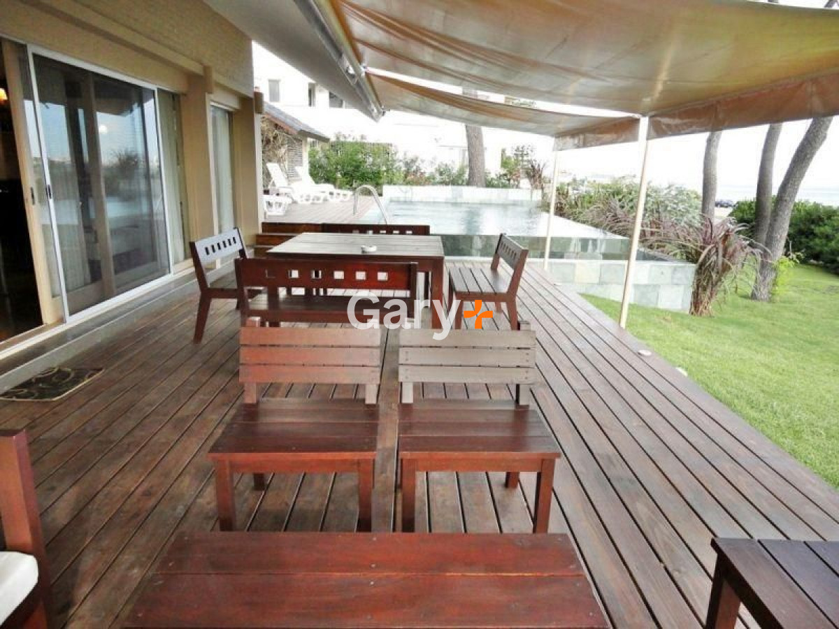 Casa ID.36 - Casa en venta y alquiler temporario Playa Mansa primera fila 4 dormitorios