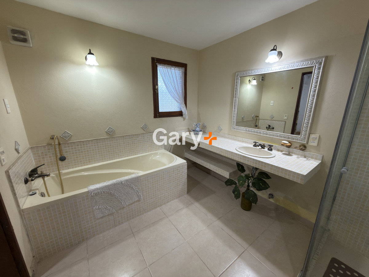 Casa ID.20241 - Casa en Punta del Este, Barrio Cantegril.