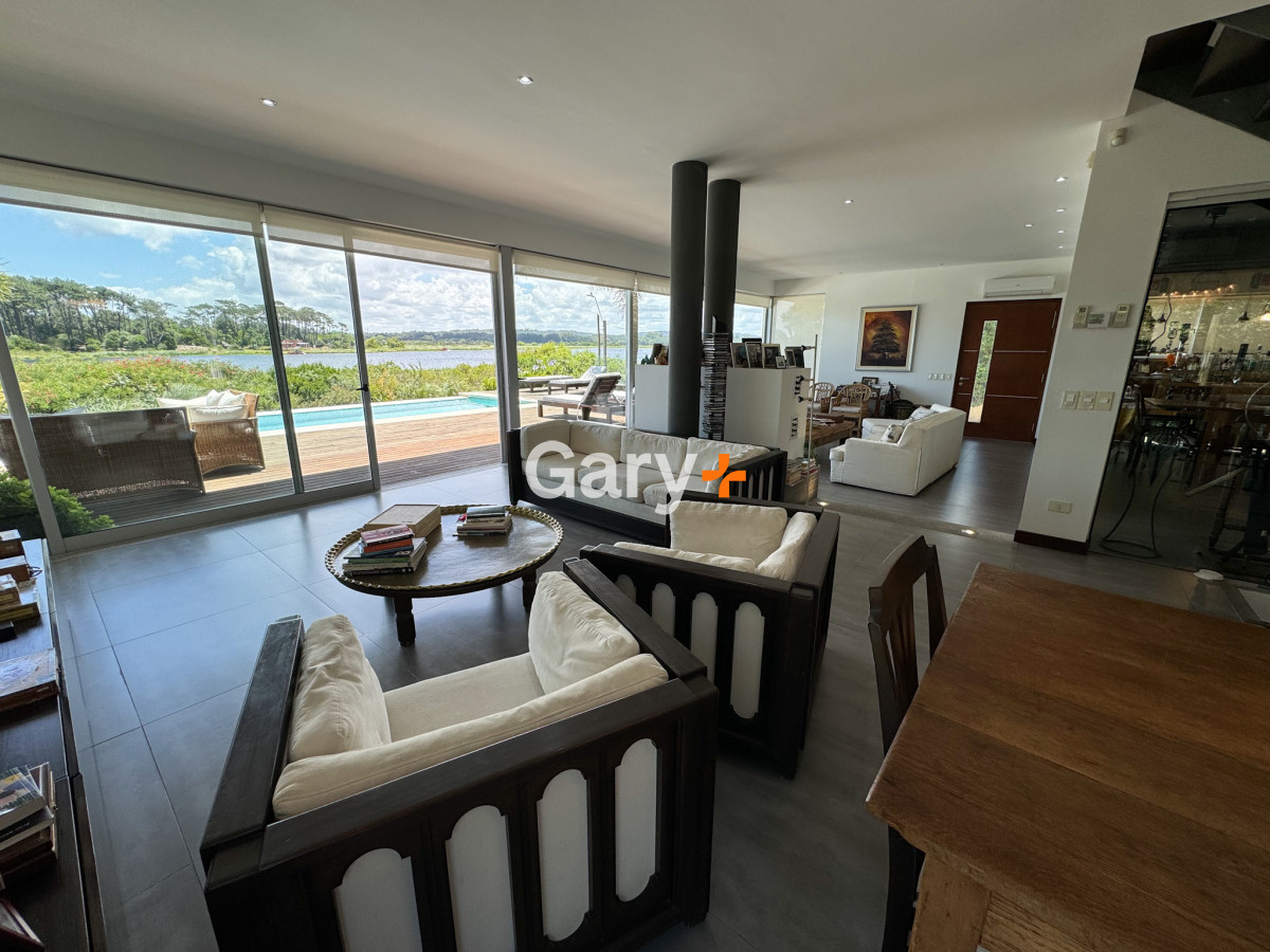 Casa en venta con 4 dormitorios frente a Laguna del Diario, Punta del Este, Maldonado - GoPunta - Portal Inmobiliario de Punta del Este - Maldonado
