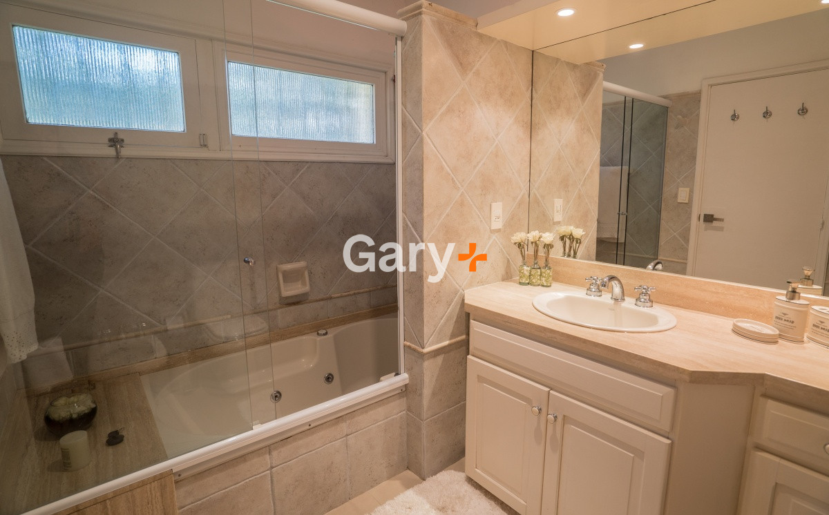 Casa ID.556 - Casa en venta y alquiler temporario Playa Mansa 6 dormitorios