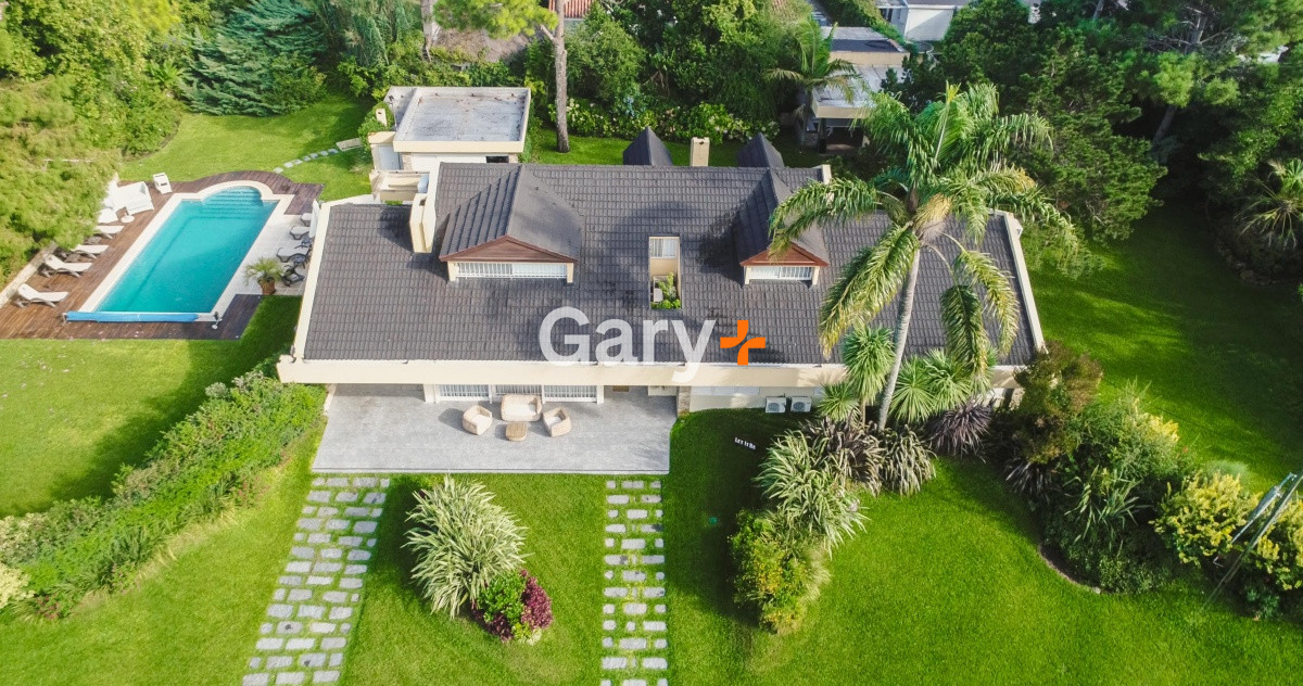 Casa ID.556 - Casa en venta y alquiler temporario Playa Mansa 6 dormitorios