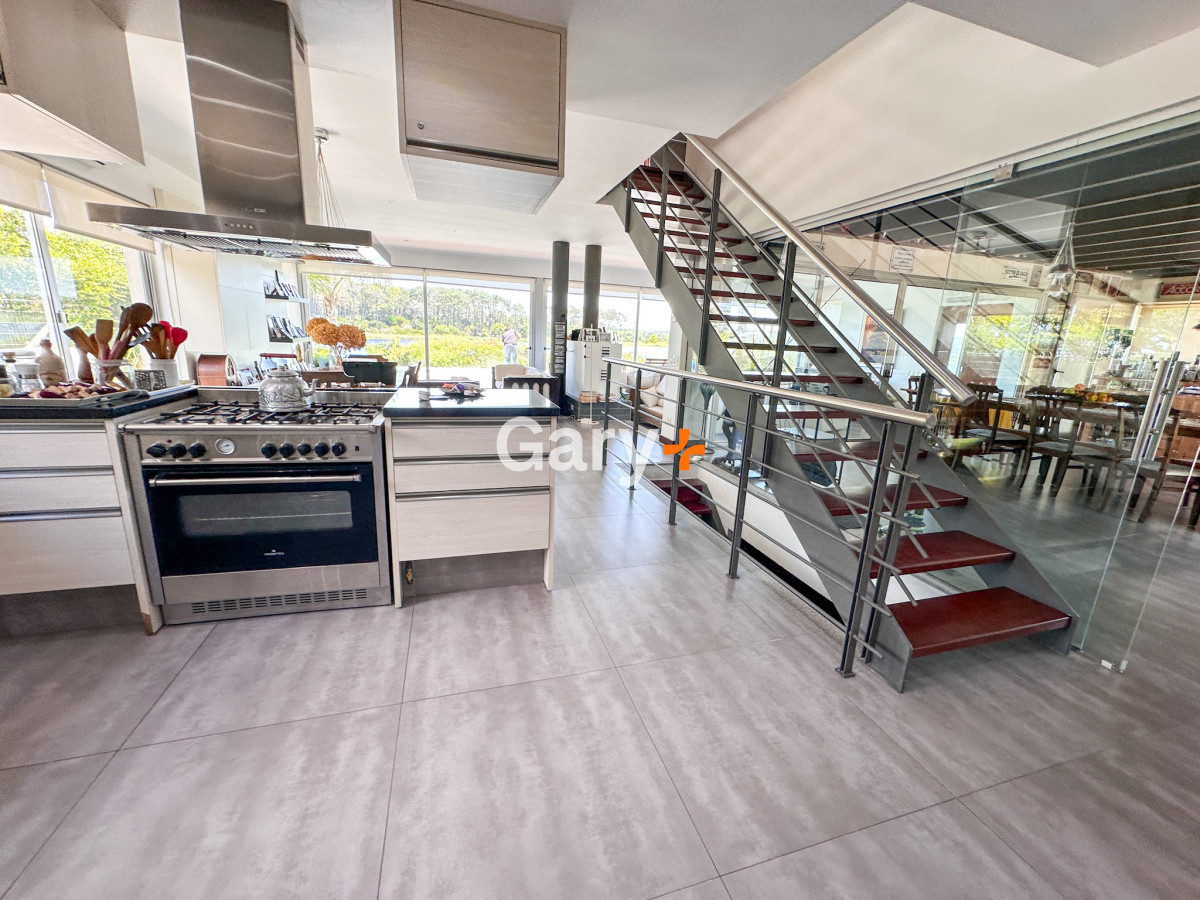 Casa en venta con 4 dormitorios frente a Laguna del Diario, Punta del Este, Maldonado - GoPunta - Portal Inmobiliario de Punta del Este - Maldonado