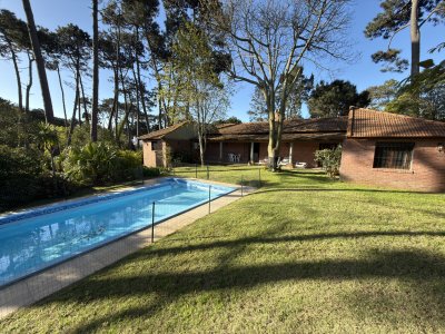 Casa en Punta del Este, Barrio Cantegril.