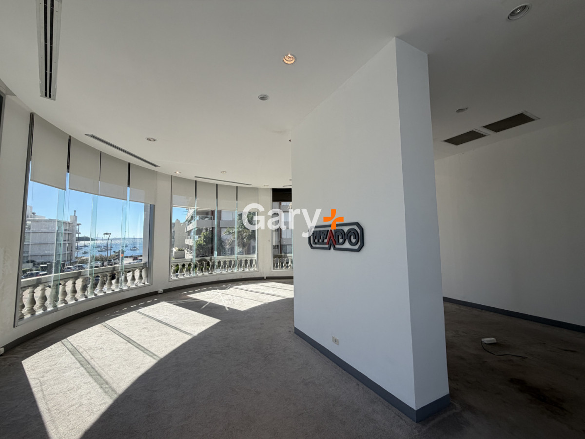 Local Comercial ID.29142 - Local en alquiler anual en calle 20 Fashion Road Punta del Este