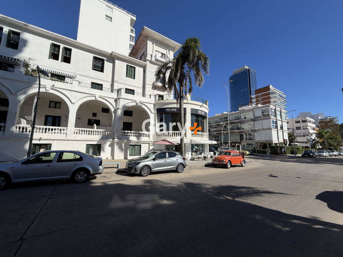 Local Comercial ID.29142 - Local en alquiler anual en calle 20 Fashion Road Punta del Este