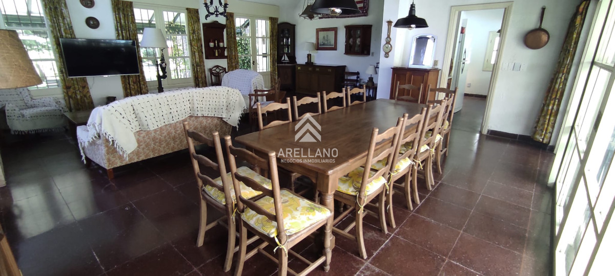 Casa ID.374 - VENTA CASA 5 DORMITORIOS PLAYA MANSA CON PISCINA