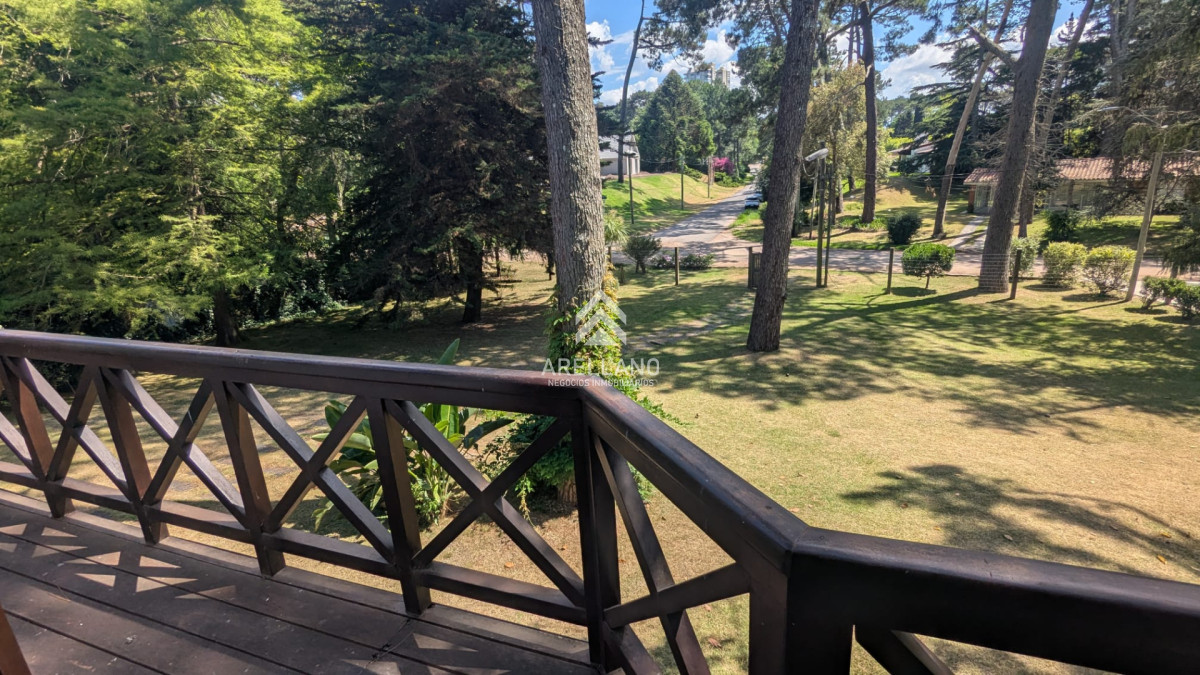 Casa ID.374 - VENTA CASA 5 DORMITORIOS PLAYA MANSA CON PISCINA