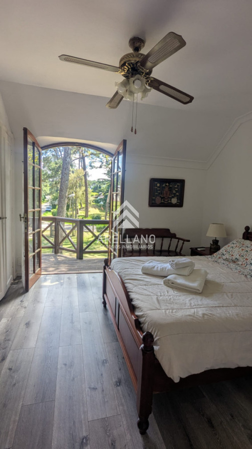 Casa ID.374 - VENTA CASA 5 DORMITORIOS PLAYA MANSA CON PISCINA