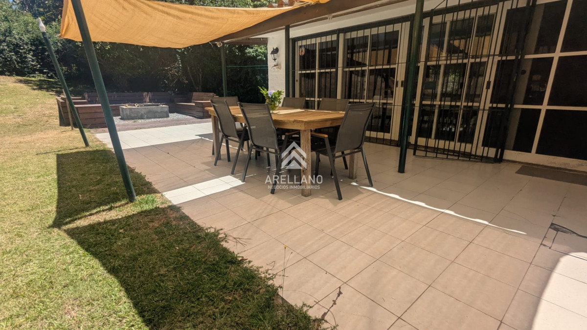 Casa ID.374 - VENTA CASA 5 DORMITORIOS PLAYA MANSA CON PISCINA