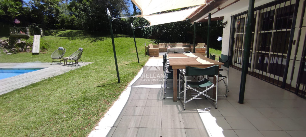 Casa ID.374 - VENTA CASA 5 DORMITORIOS PLAYA MANSA CON PISCINA
