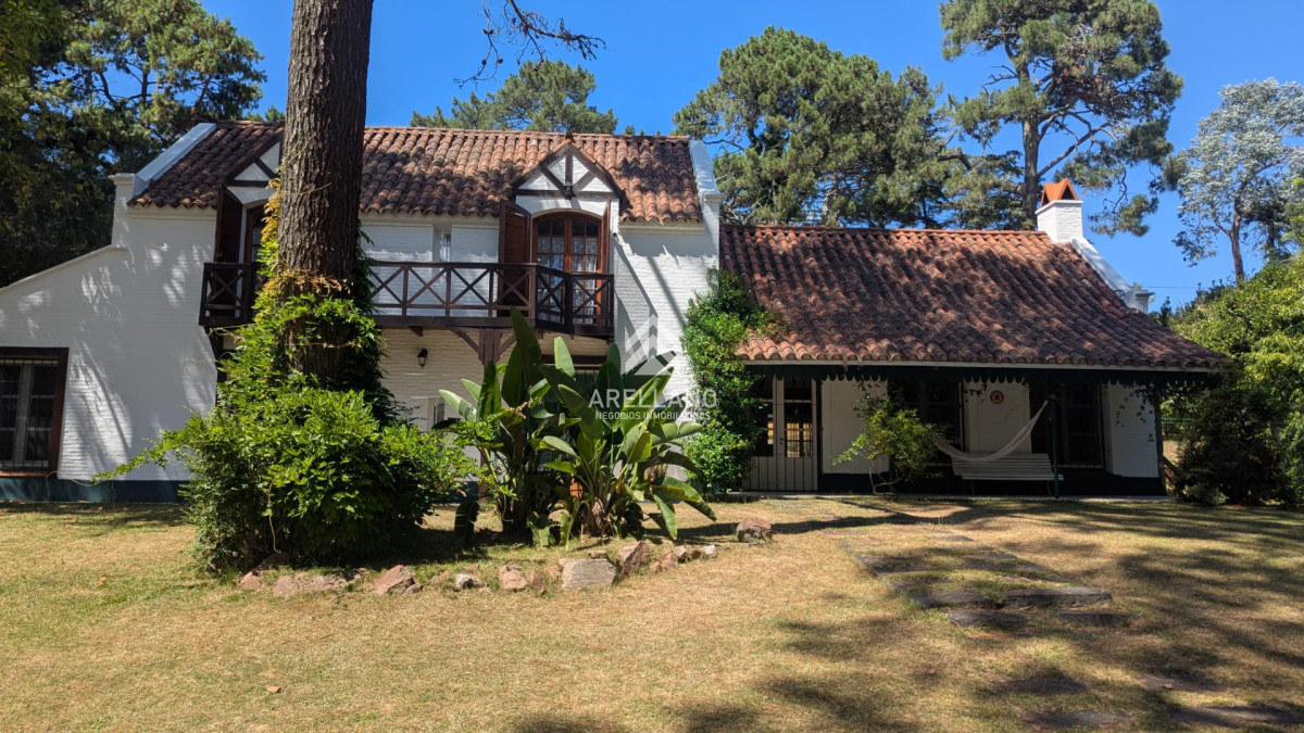 Casa ID.374 - VENTA CASA 5 DORMITORIOS PLAYA MANSA CON PISCINA