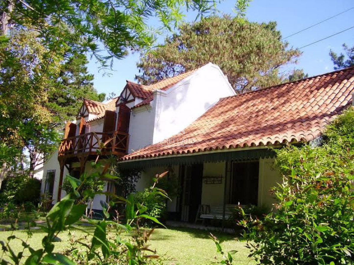 Casa ID.374 - VENTA CASA 5 DORMITORIOS PLAYA MANSA CON PISCINA