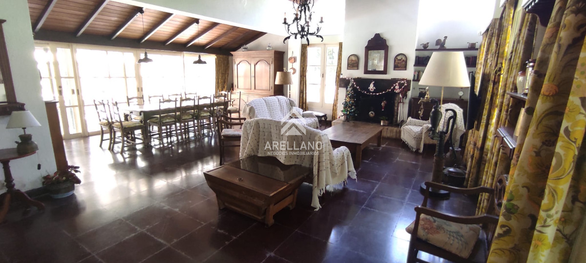 Casa ID.374 - VENTA CASA 5 DORMITORIOS PLAYA MANSA CON PISCINA