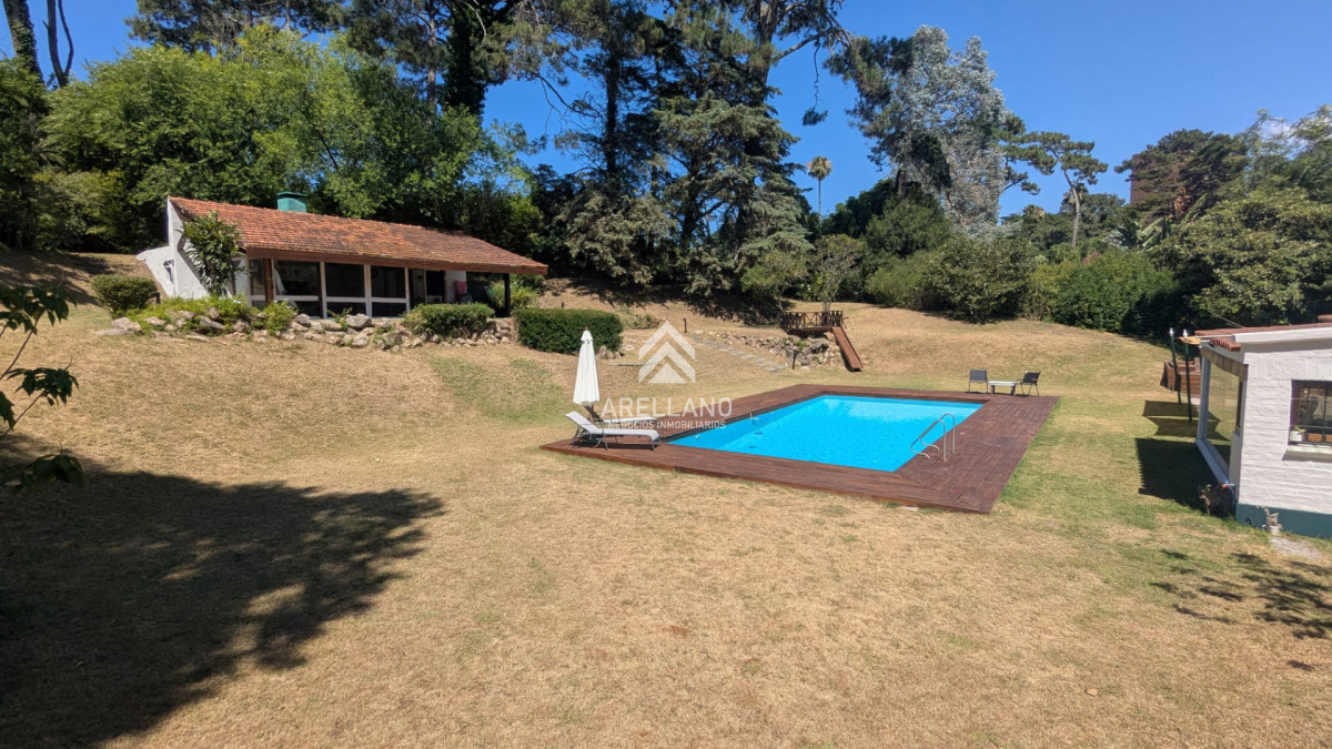 Casa ID.374 - VENTA CASA 5 DORMITORIOS PLAYA MANSA CON PISCINA