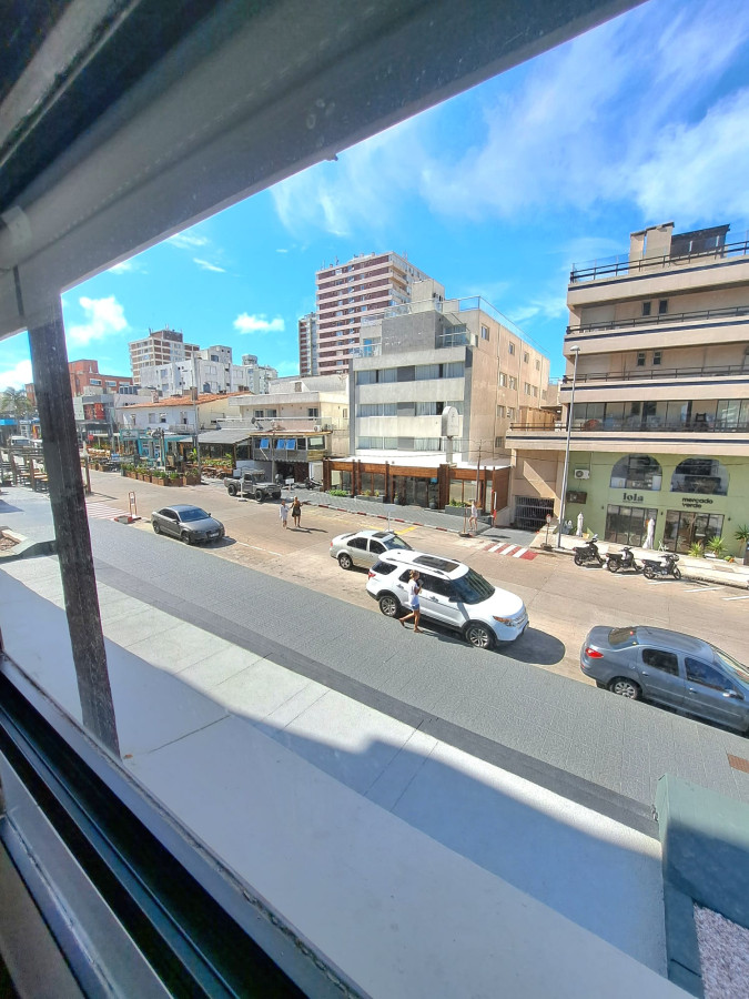 Apartamento en venta en torre clàsica de Peninsula de Punta del Este, a pasos del Emir