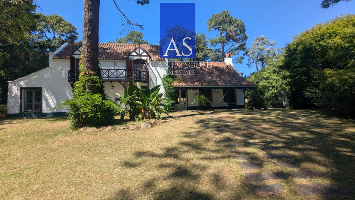 Casa 4 dormitorios en Playa Mansa Punta del Este con gran terreno