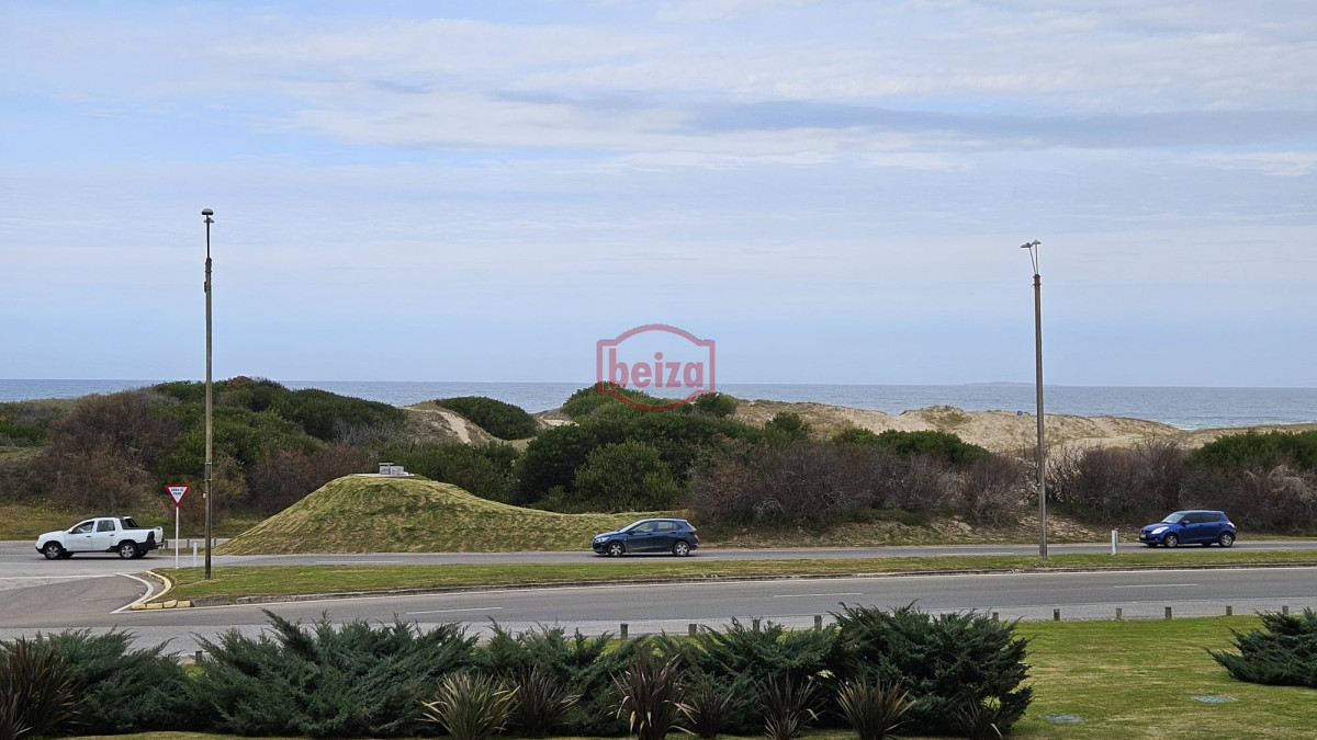 Venta De Apartamento De 3 Suites, En Edificio Blue Bird Punta Del Este - BZA166791A