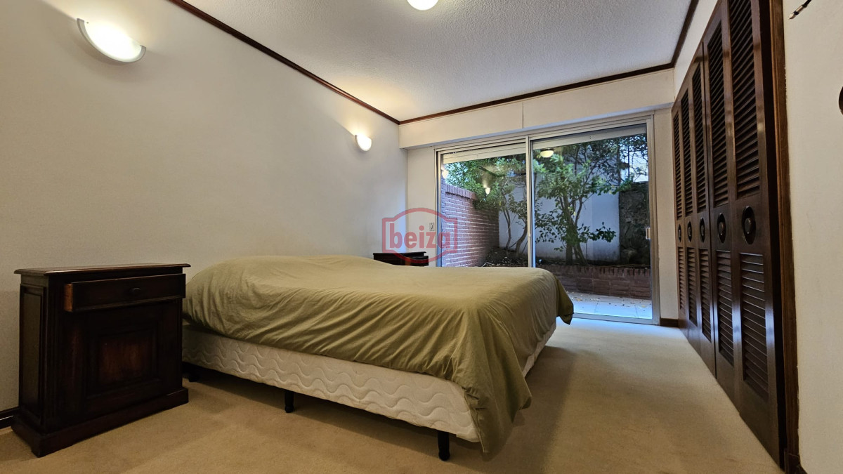 Apartamento ID.165807/Venta-departamento-en-Punta-del-este- - Venta de apartamento en Peninsula, sobre el mar, Punta del Este. 