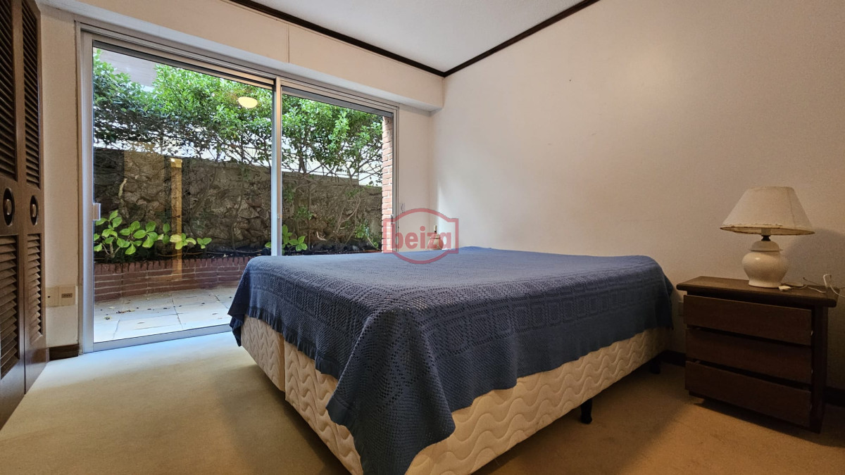 Apartamento ID.165807/Venta-departamento-en-Punta-del-este- - Venta de apartamento en Peninsula, sobre el mar, Punta del Este. 