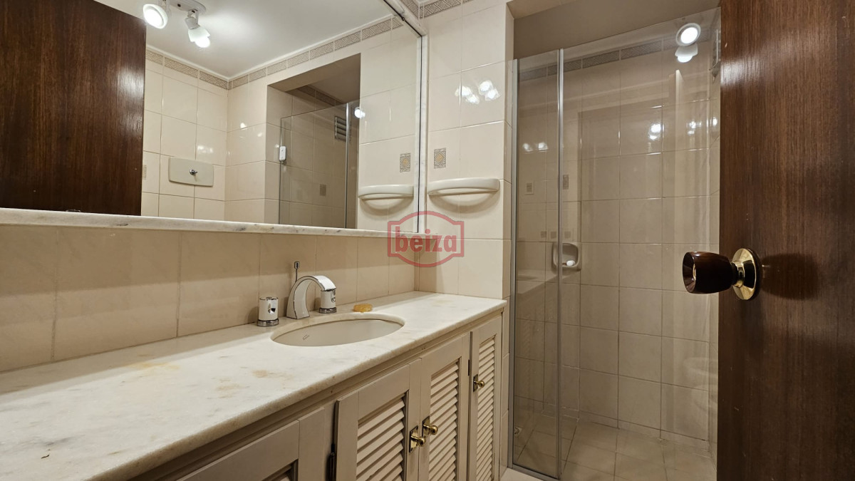 Apartamento ID.165807/Venta-departamento-en-Punta-del-este- - Venta de apartamento en Peninsula, sobre el mar, Punta del Este. 