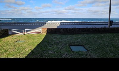 Venta de apartamento en Peninsula, sobre el mar, Punta del Este.