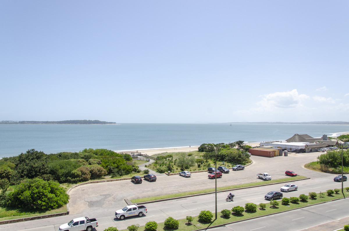 Gran apartamento en Millenium Tower, primera línea Playa Mansa