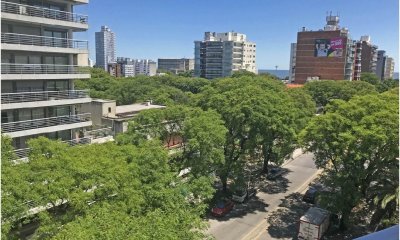 Punta Carretas, sobre Av Sarmiento, al frente. Gran terraza. Con renta