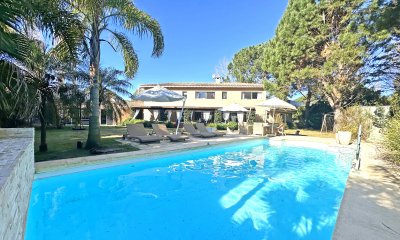 Barrio Privado. 500 m2 construidos, 1.500 m2 de terreno. Piscina climatizada. Pronta para entrar.