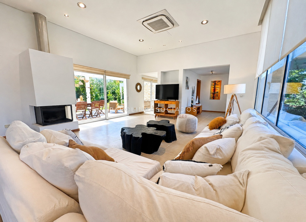 Casa en venta de 5 dormitorios en barrio privado, Punta del Este.
