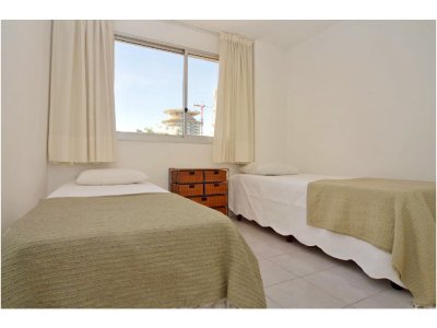 Apartamento ID.1177 - Piso alto con vista al mar, 2 dorm, 2 baños, garaje. Todos los servicios