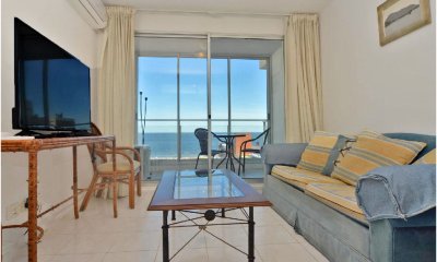 Piso alto con vista al mar, 2 dorm, 2 baños, garaje. Todos los servicios