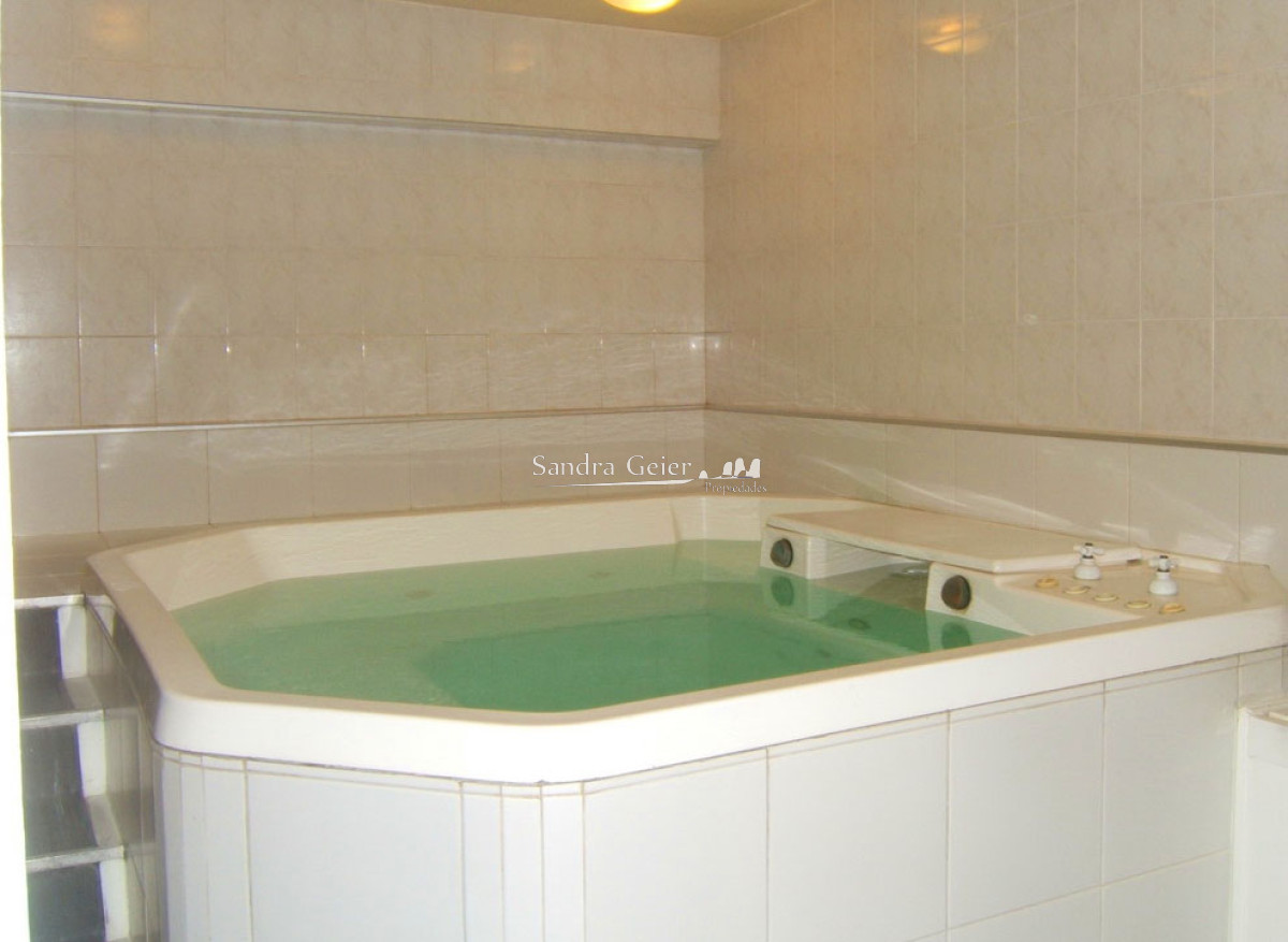 Apartamento ID.1177 - Piso alto con vista al mar, 2 dorm, 2 baños, garaje. Todos los servicios