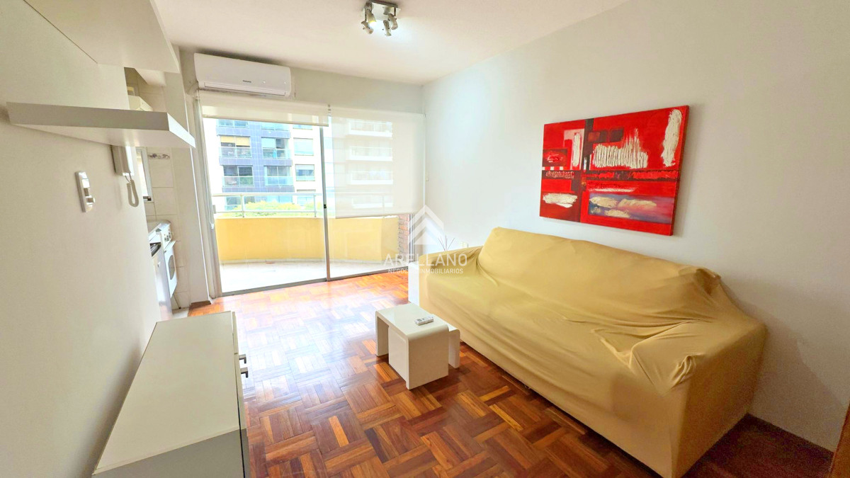 Apartamento ID.4765 - Punta Carretas, sobre Av Sarmiento, al frente. Gran terraza. Con renta