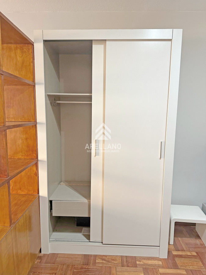 Apartamento ID.4765 - Punta Carretas, sobre Av Sarmiento, al frente. Gran terraza. Con renta