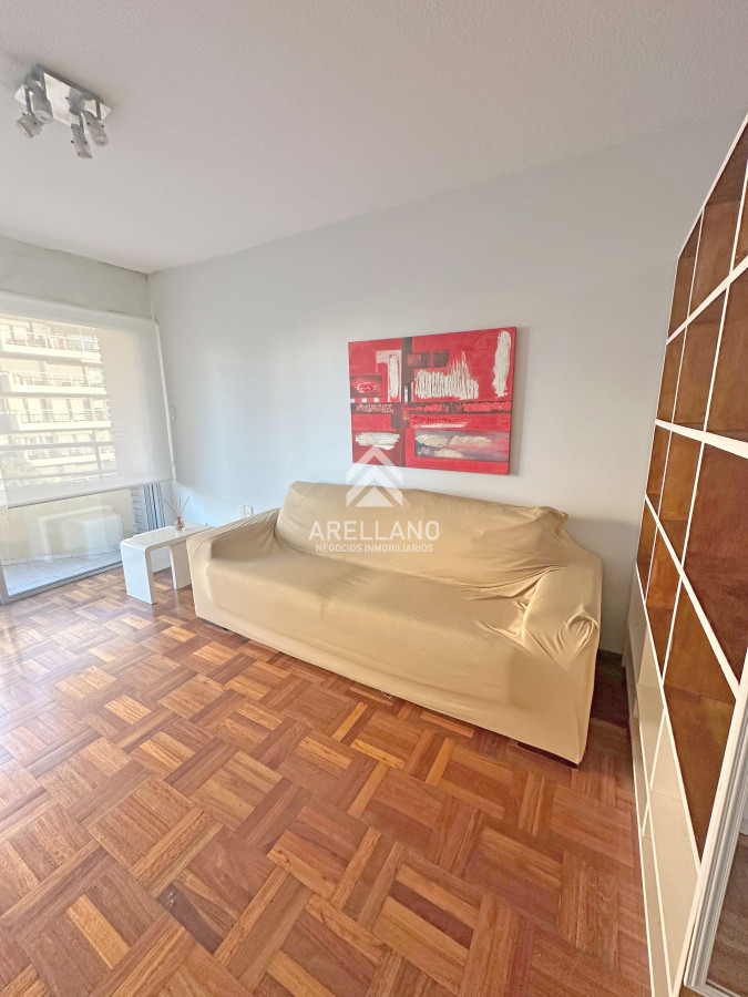Apartamento ID.4765 - Punta Carretas, sobre Av Sarmiento, al frente. Gran terraza. Con renta