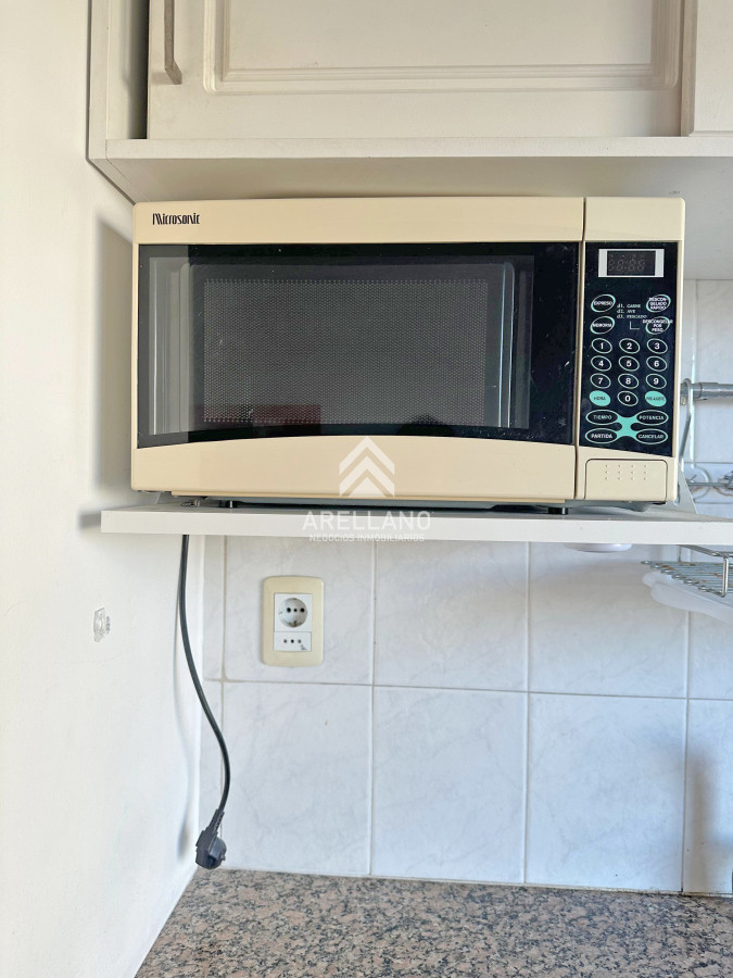 Apartamento ID.4765 - Punta Carretas, sobre Av Sarmiento, al frente. Gran terraza. Con renta