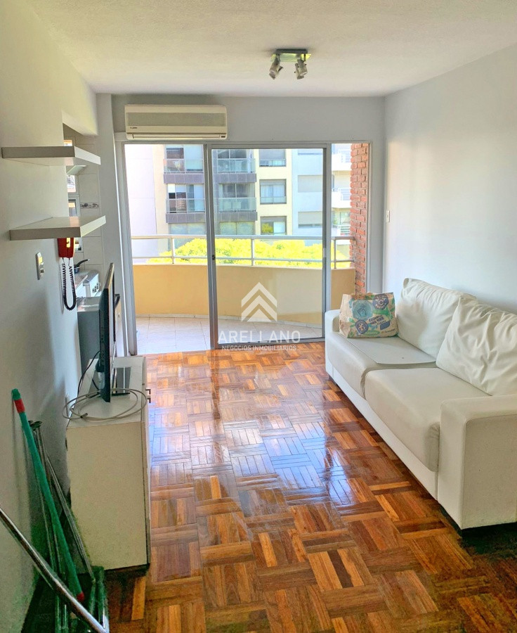 Apartamento ID.4765 - Punta Carretas, sobre Av Sarmiento, al frente. Gran terraza. Con renta