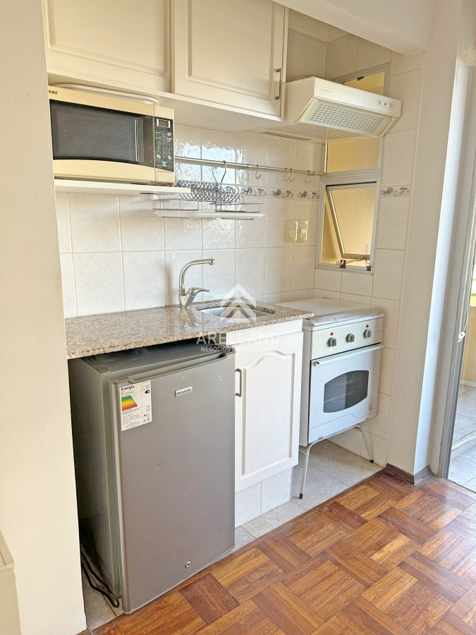 Apartamento ID.4765 - Punta Carretas, sobre Av Sarmiento, al frente. Gran terraza. Con renta