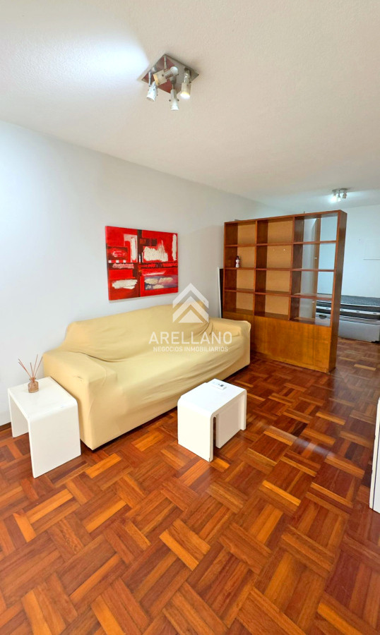 Apartamento ID.4765 - Punta Carretas, sobre Av Sarmiento, al frente. Gran terraza. Con renta