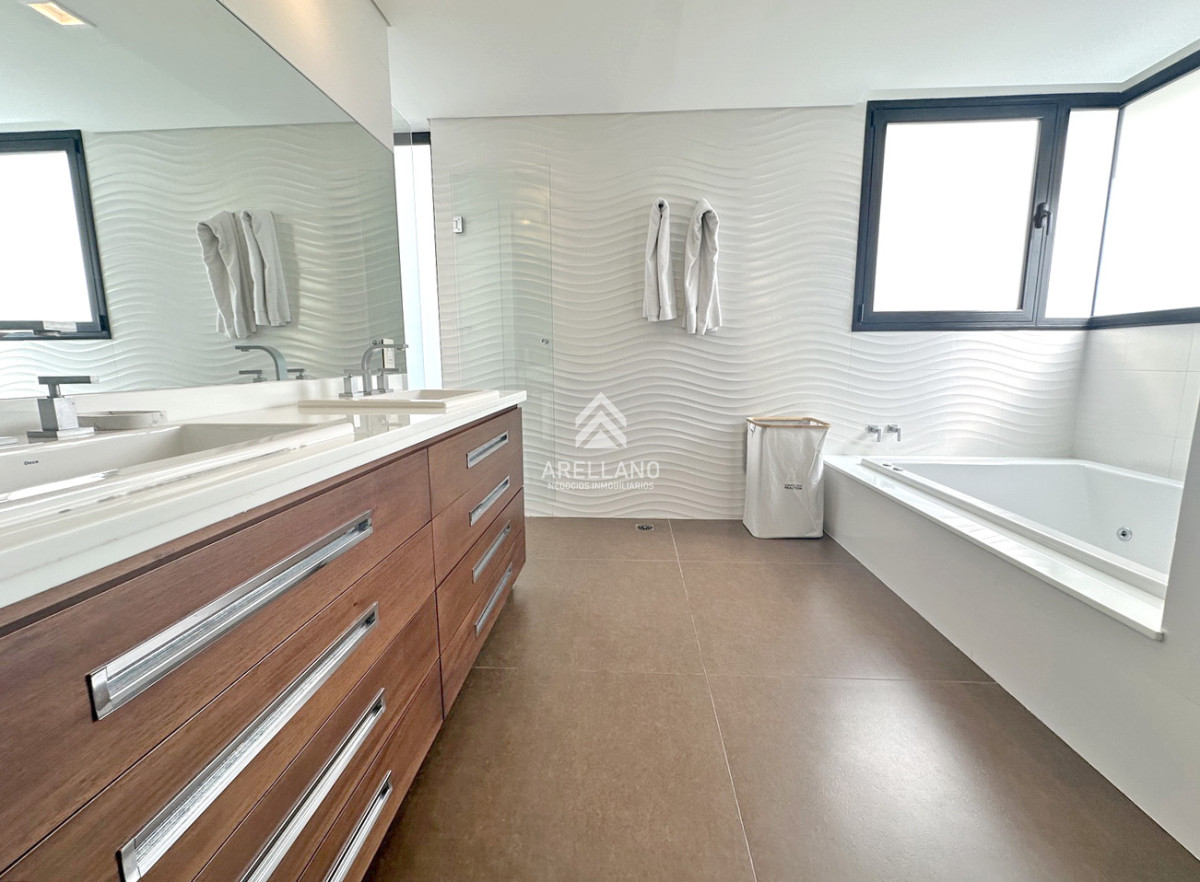 Apartamento ID.4646 - Puerto, piso entero, pileta propia climatizada, 3 garajes