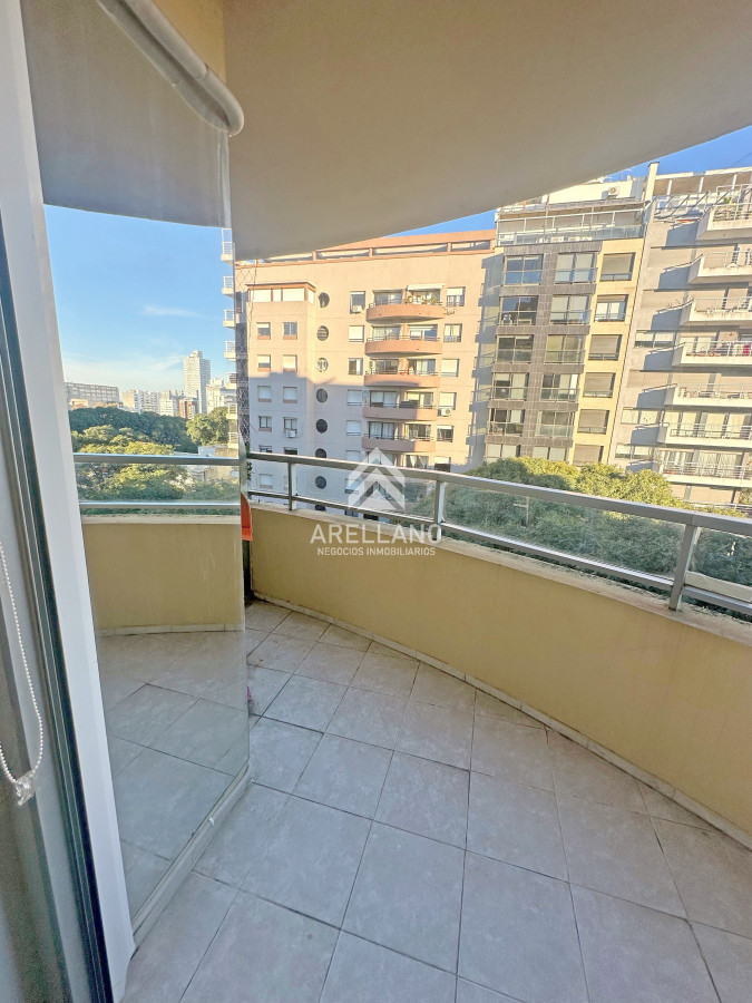 Apartamento ID.4765 - Punta Carretas, sobre Av Sarmiento, al frente. Gran terraza. Con renta