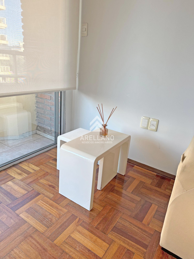 Apartamento ID.4765 - Punta Carretas, sobre Av Sarmiento, al frente. Gran terraza. Con renta