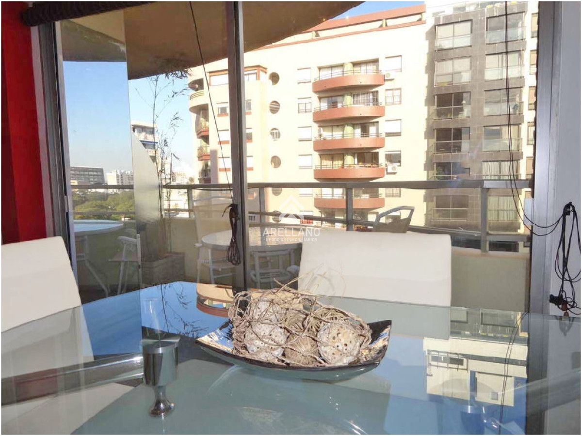Apartamento ID.4765 - Punta Carretas, sobre Av Sarmiento, al frente. Gran terraza. Con renta