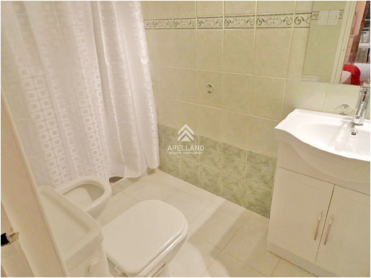 Apartamento ID.4765 - Punta Carretas, sobre Av Sarmiento, al frente. Gran terraza. Con renta