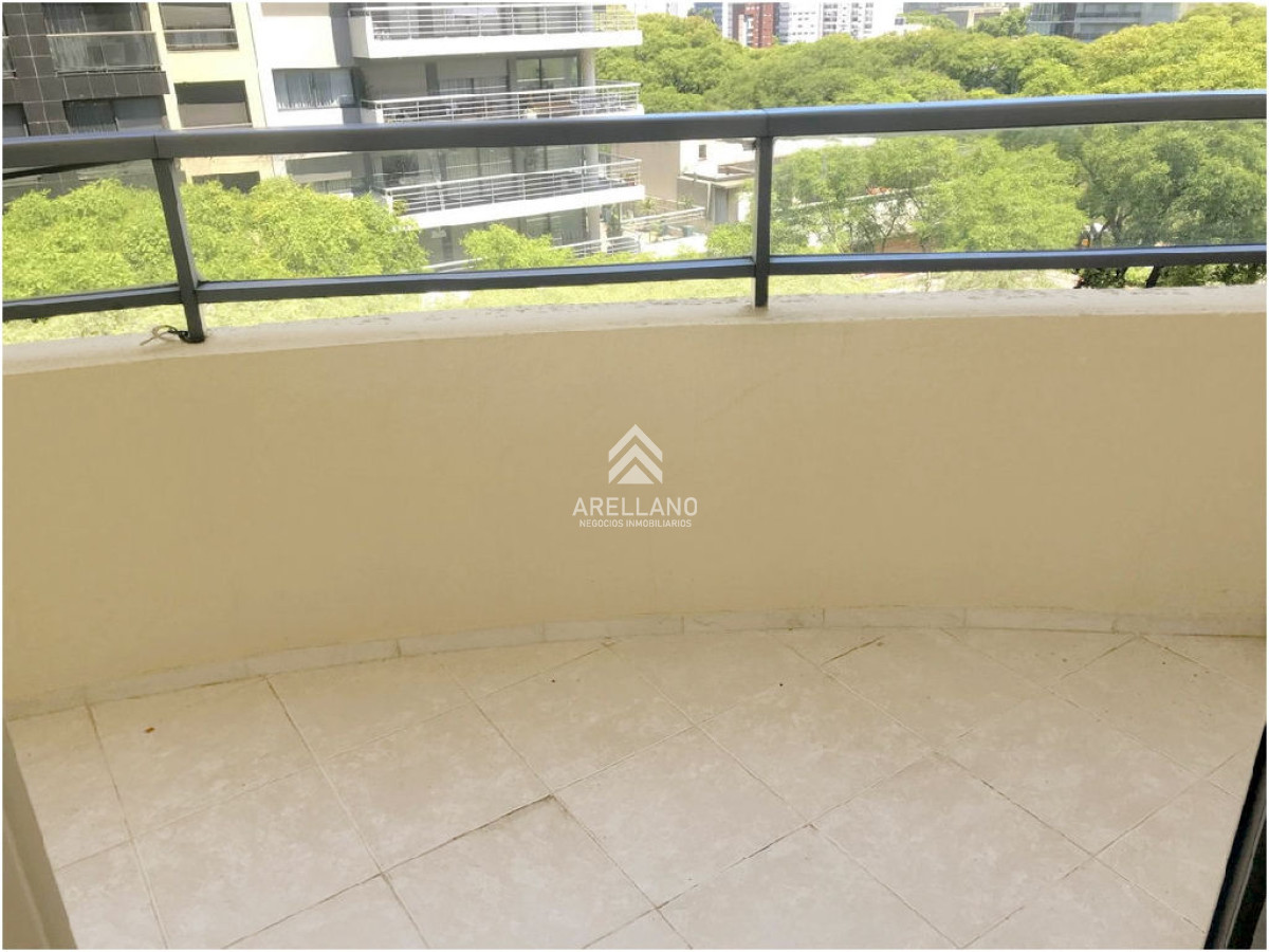 Apartamento ID.4765 - Punta Carretas, sobre Av Sarmiento, al frente. Gran terraza. Con renta